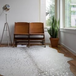 LOLOI QUINN FAUX HIDE RUG: STONE, SILVER